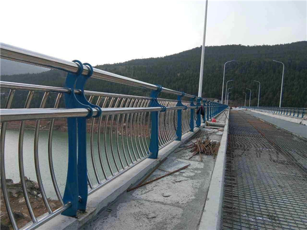 金华不锈钢桥梁护栏的特点及其在桥梁安全中的重要作用