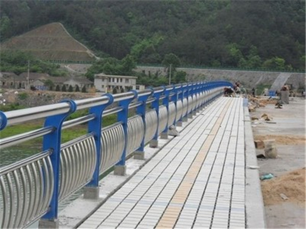 金华不锈钢桥梁护栏的特性及其在现代建筑中的应用